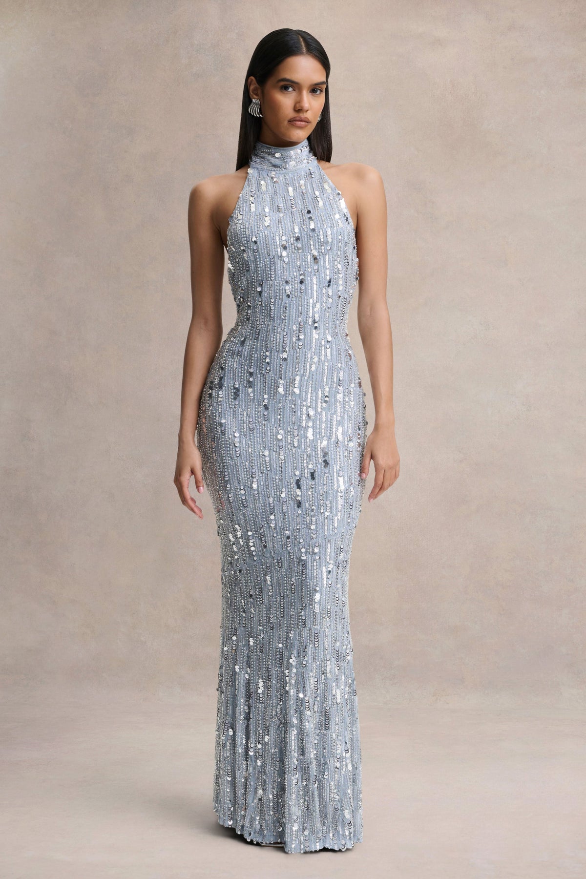 Zaira | Vestido Largo de Lentejuelas Plata con Escote Alto y Espalda Descubierta