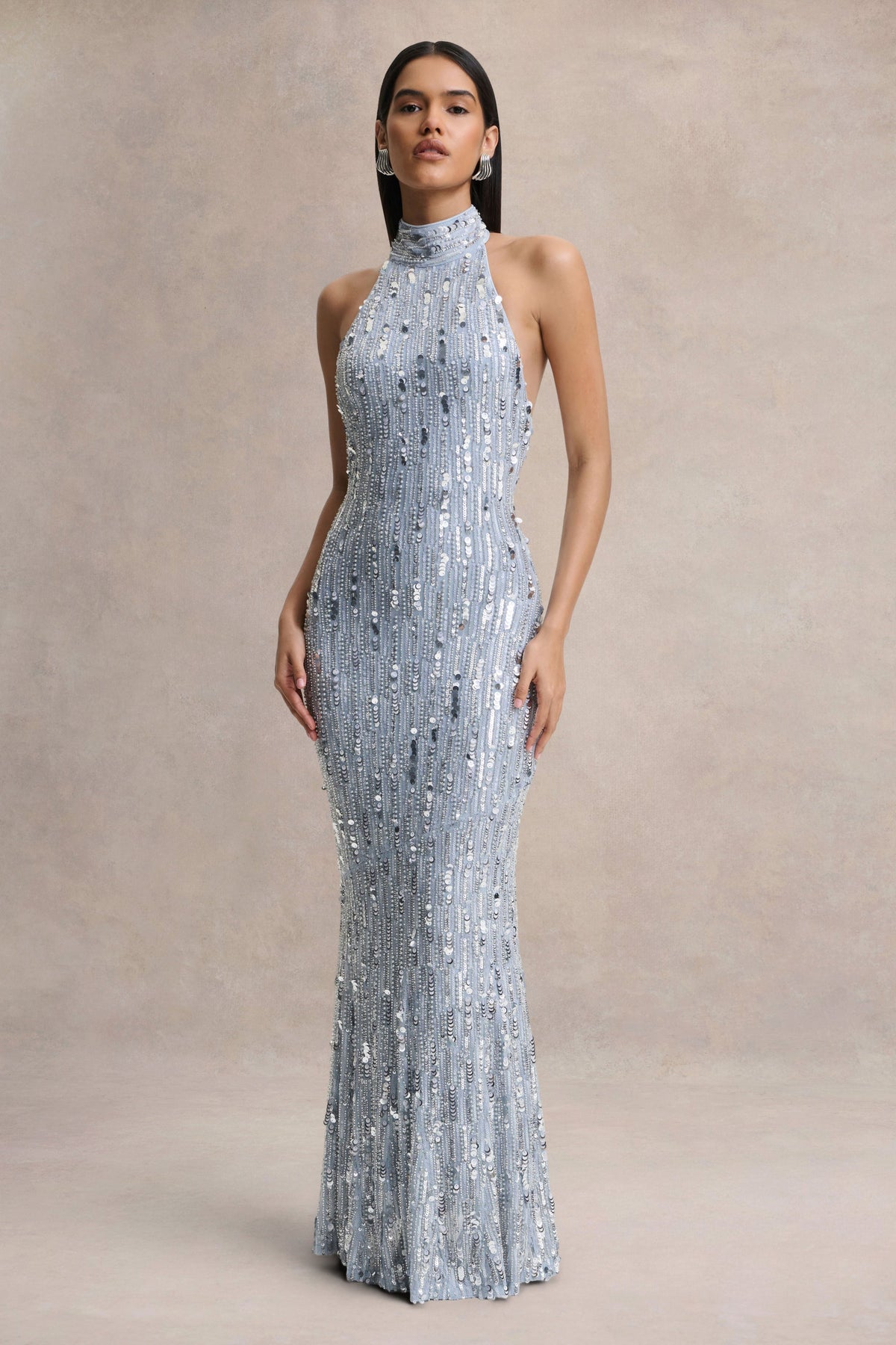 Zaira | Vestido Largo de Lentejuelas Plata con Escote Alto y Espalda Descubierta