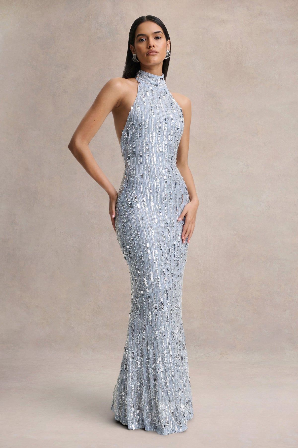 Zaira | Vestido Largo de Lentejuelas Plata con Escote Alto y Espalda Descubierta