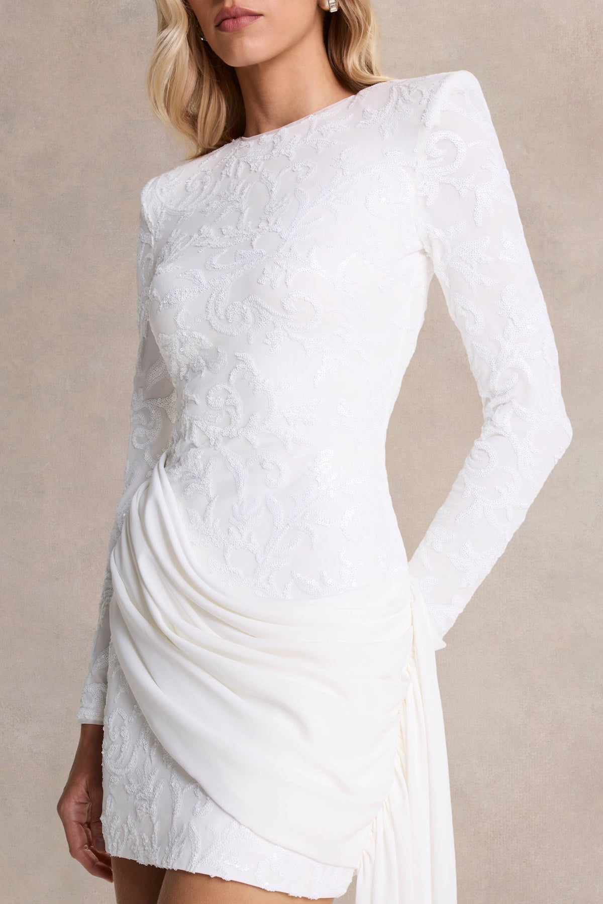 Florecita | Vestido Corto Blanco de Cuello Alto en Encaje con Aplicaciones y Tejido Ligero, con Detalle de Lazo