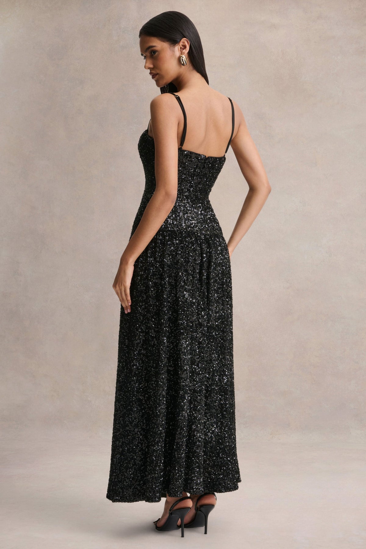 Allora | Vestido Largo negro de lentejuelas con escote bandeau y falda plisada