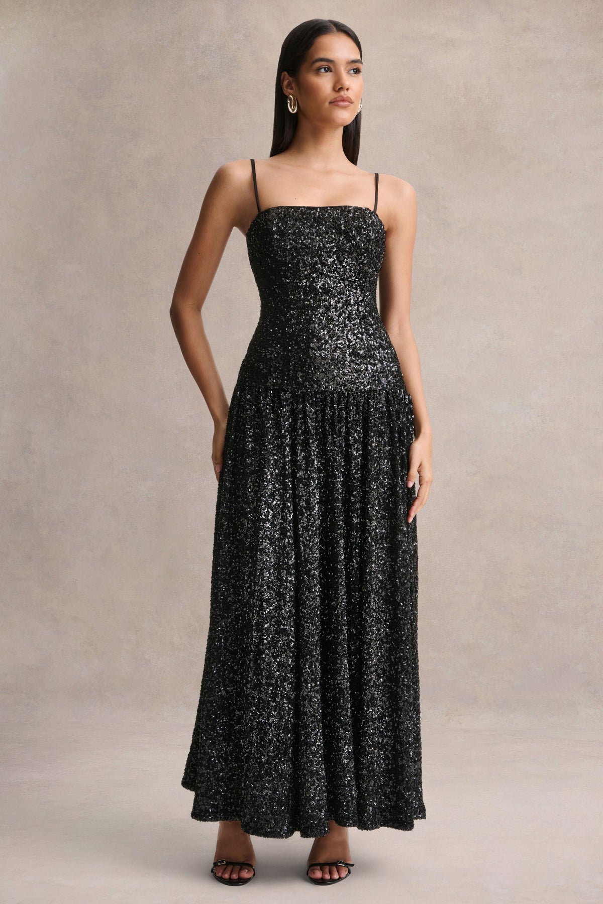 Allora | Vestido Largo negro de lentejuelas con escote bandeau y falda plisada