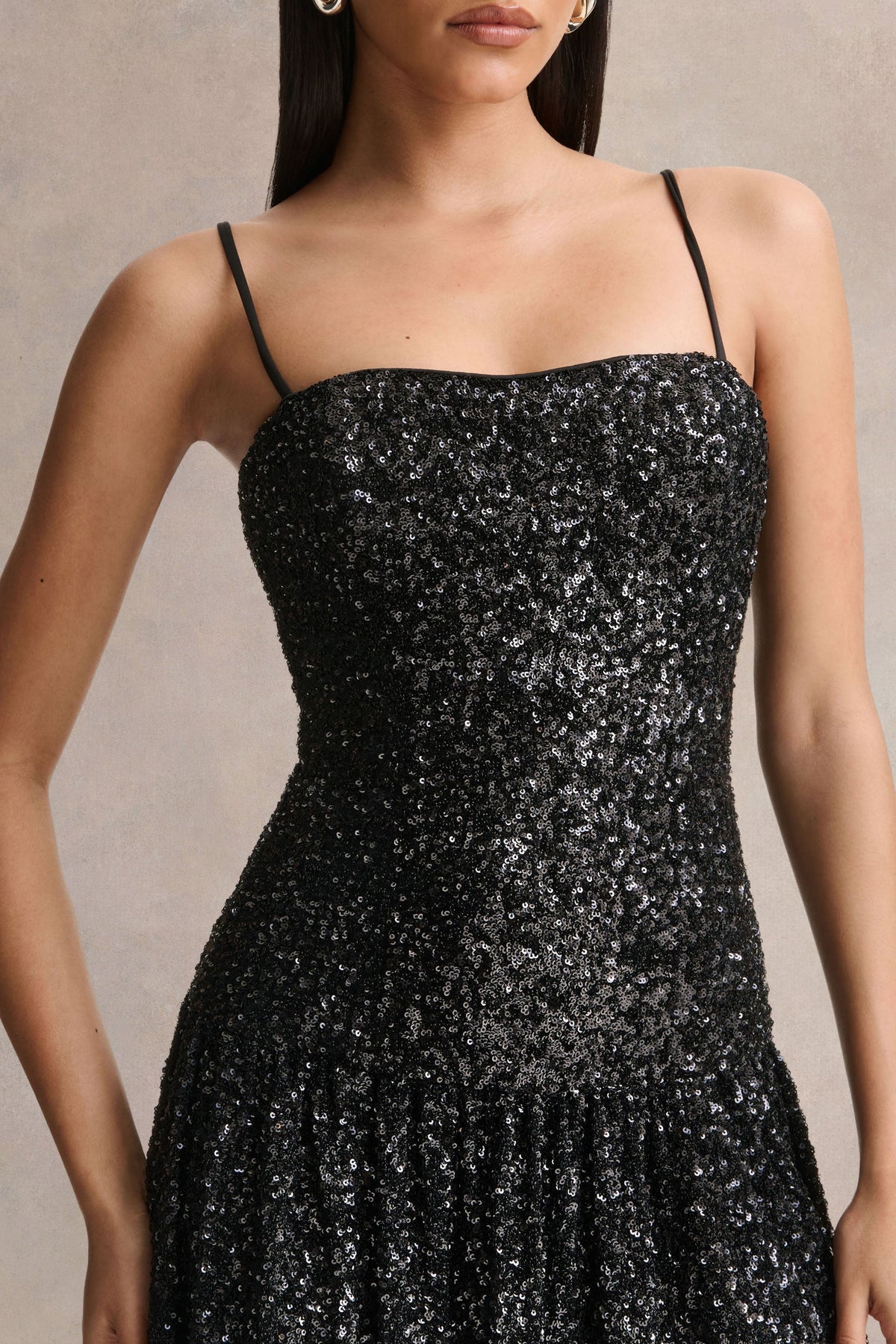 Allora | Vestido Largo negro de lentejuelas con escote bandeau y falda plisada