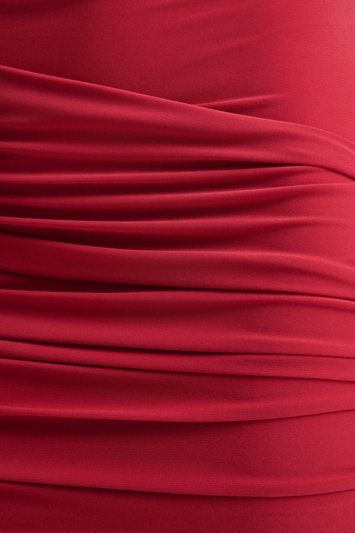 Aubrey | Vestido corto rojo con escote alto, efecto envolvente y detalle de fajín