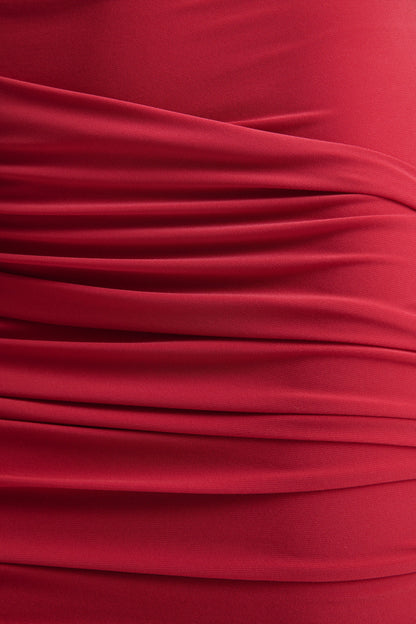 Aubrey | Vestido corto rojo con escote alto, efecto envolvente y detalle de fajín