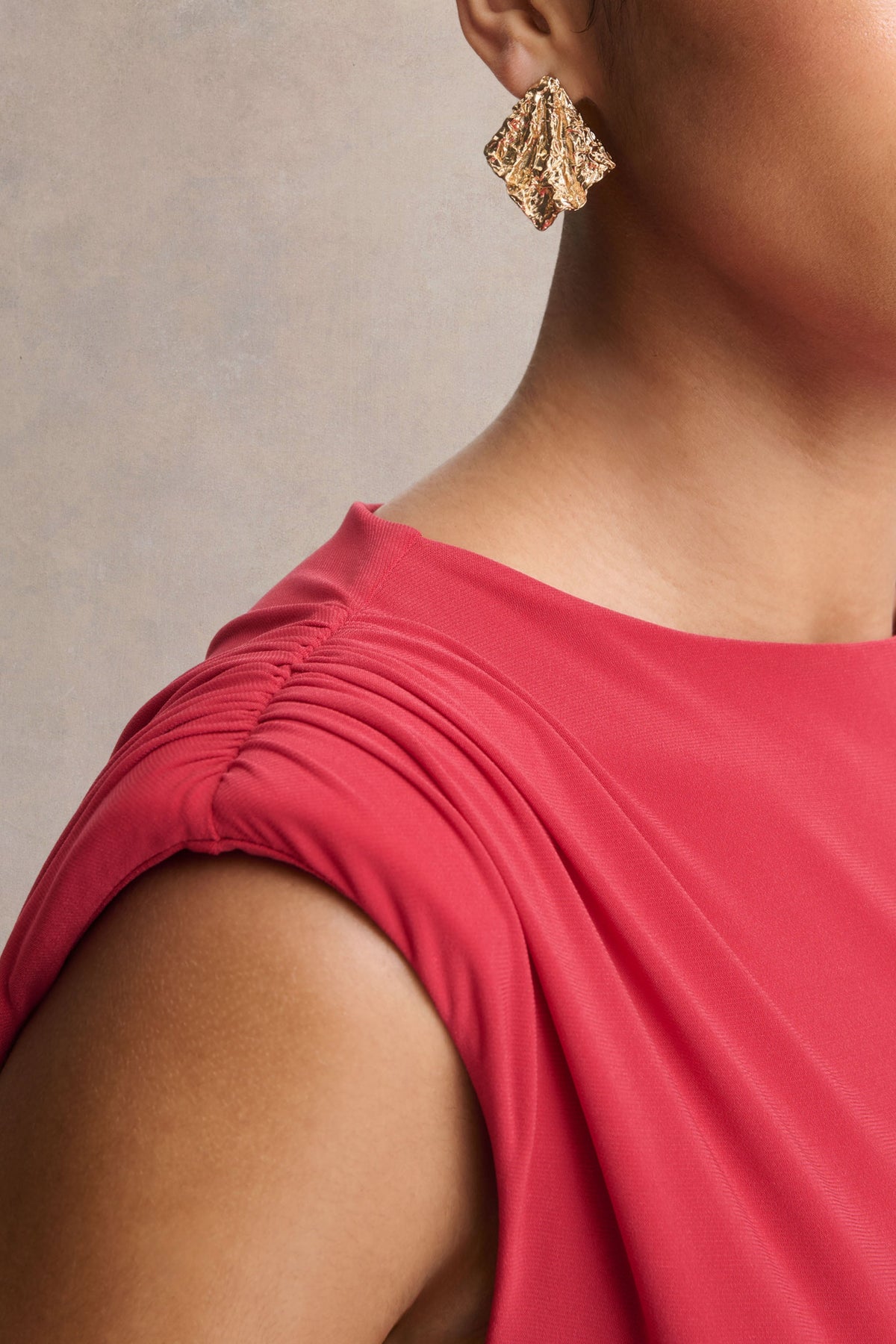 Aubrey | Vestido corto rojo con escote alto, efecto envolvente y detalle de fajín