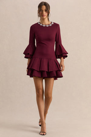 Mirna | Vestido Corto Burdeos con Escote Redondo, Mangas Acampanadas y Detalles de Volantes