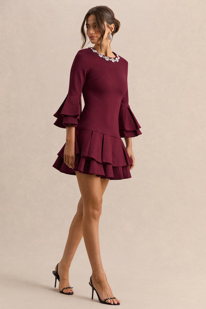 Mirna | Vestido Corto Burdeos con Escote Redondo, Mangas Acampanadas y Detalles de Volantes