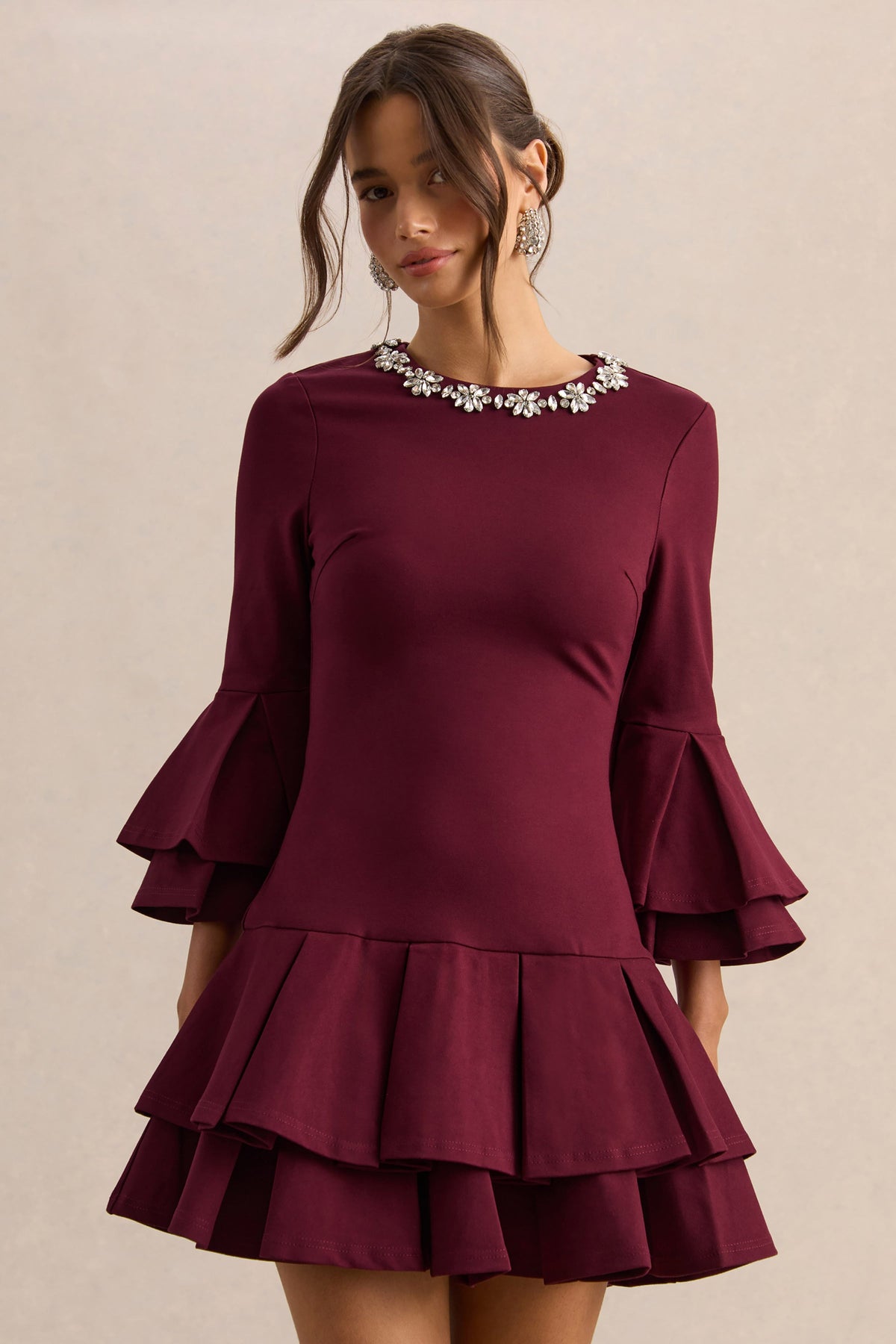 Mirna | Vestido Corto Burdeos con Escote Redondo, Mangas Acampanadas y Detalles de Volantes