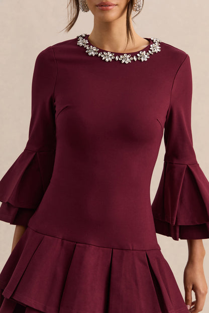 Mirna | Vestido Corto Burdeos con Escote Redondo, Mangas Acampanadas y Detalles de Volantes