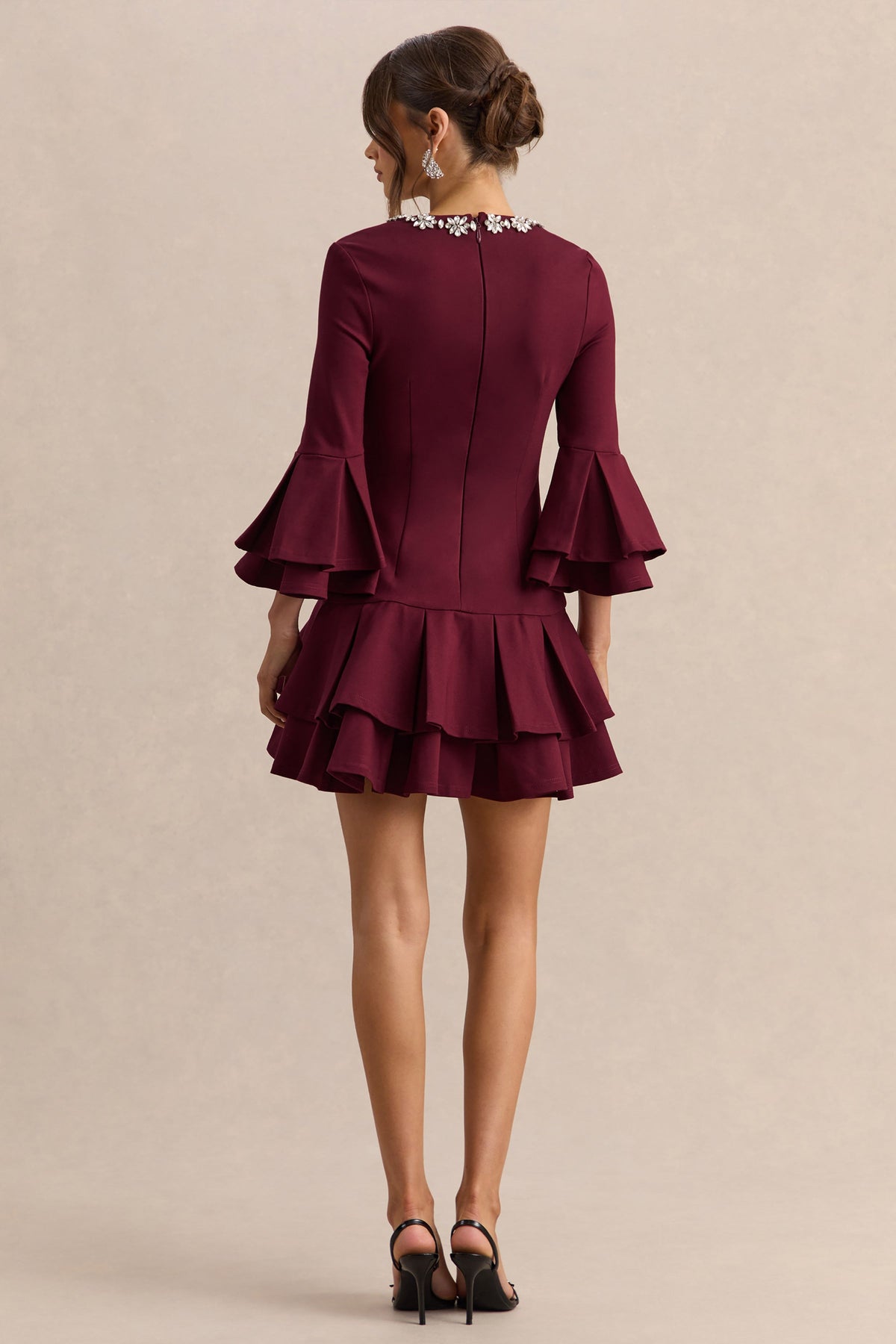 Mirna | Vestido Corto Burdeos con Escote Redondo, Mangas Acampanadas y Detalles de Volantes