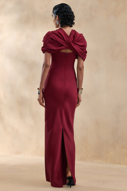 Yoli | Vestido Largo Satinado Burdeos con Capa Retorcida