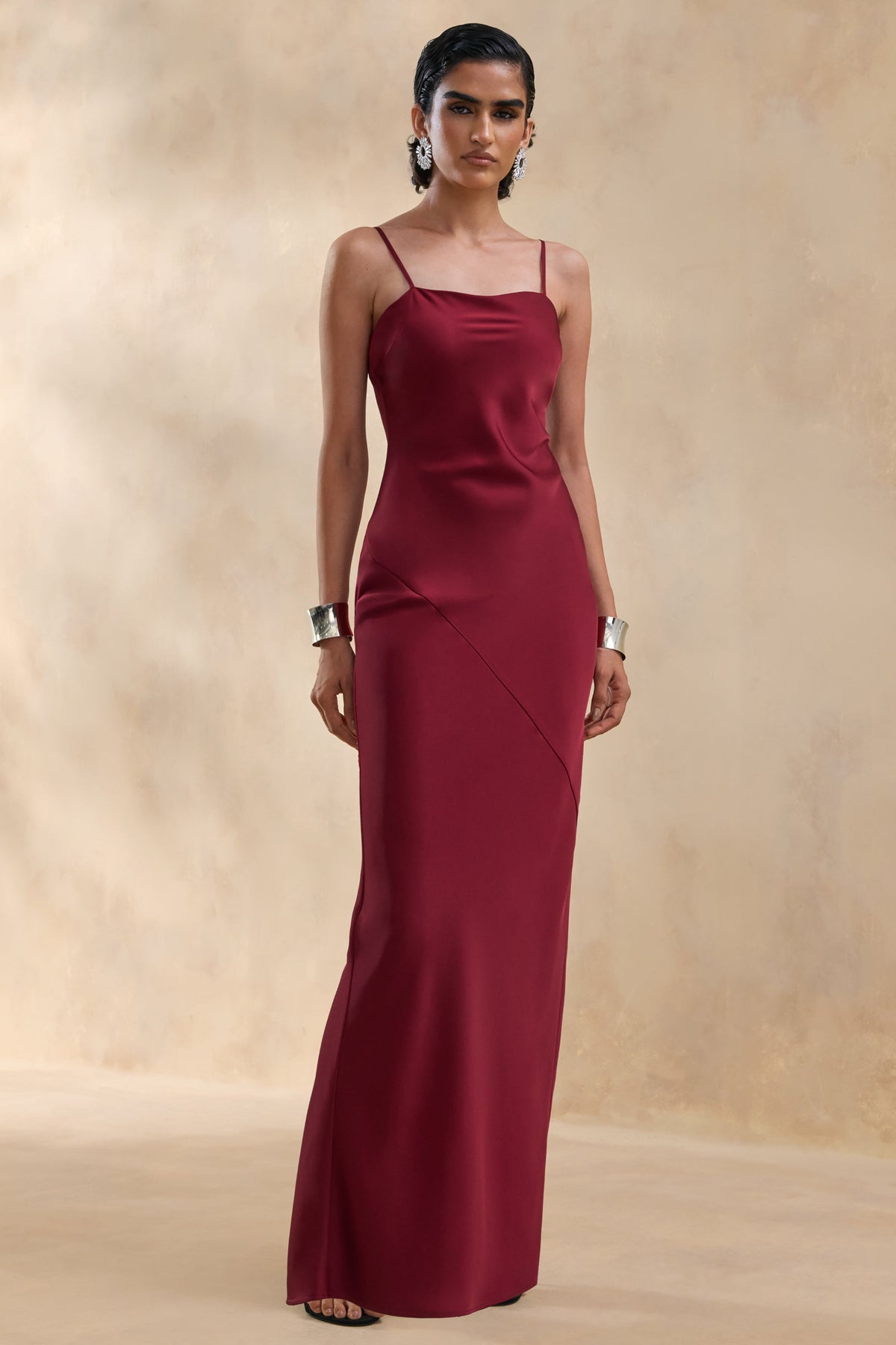 Yoli | Vestido Largo Satinado Burdeos con Capa Retorcida