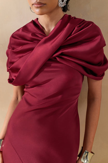 Yoli | Vestido Largo Satinado Burdeos con Capa Retorcida