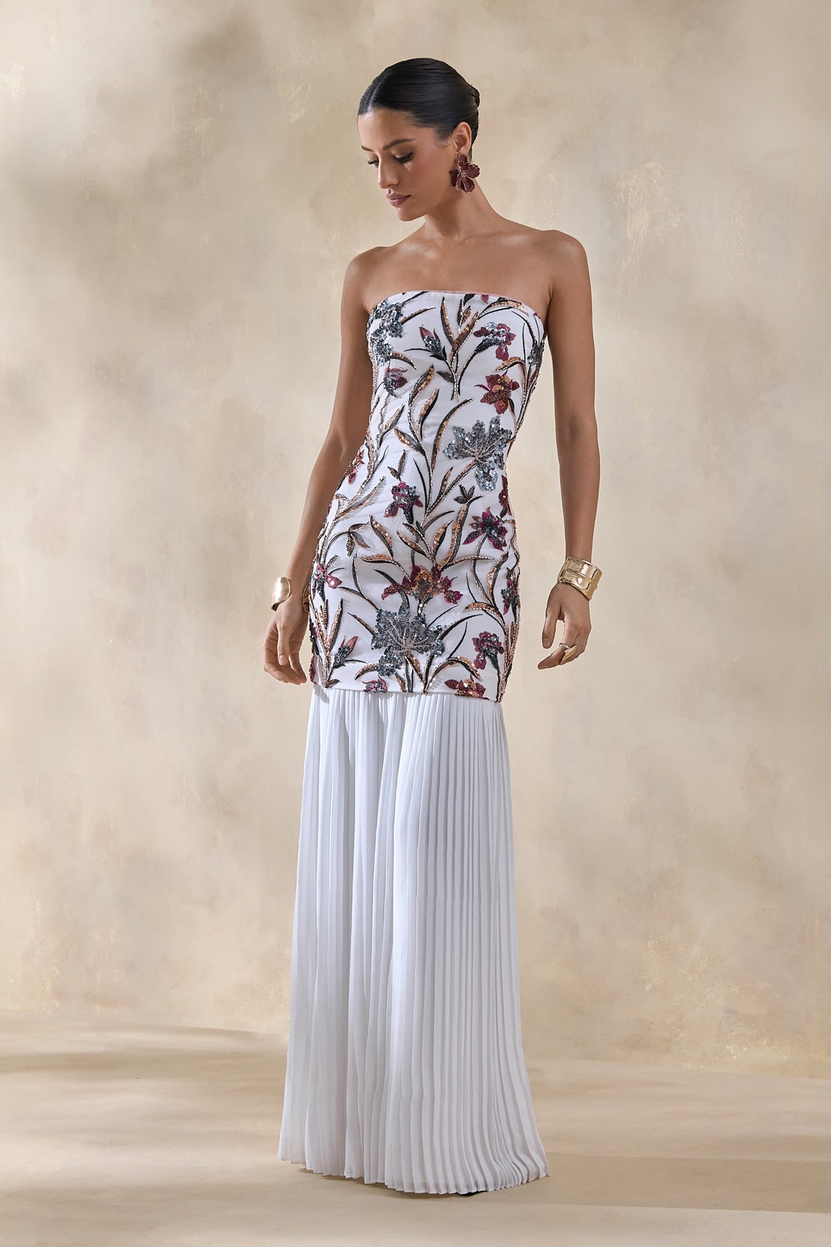 Denise | Vestido Largo crema con lentejuelas y flores, escote tipo bandeau, cintura caída y falda de tul