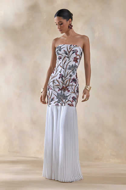 Denise | Vestido Largo crema con lentejuelas y flores, escote tipo bandeau, cintura caída y falda de tul