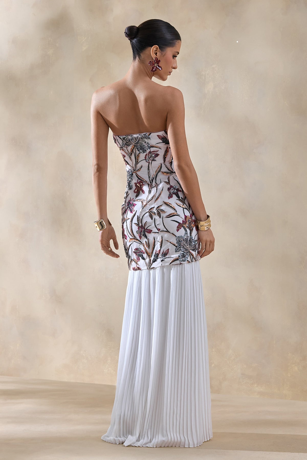 Denise | Vestido Largo crema con lentejuelas y flores, escote tipo bandeau, cintura caída y falda de tul