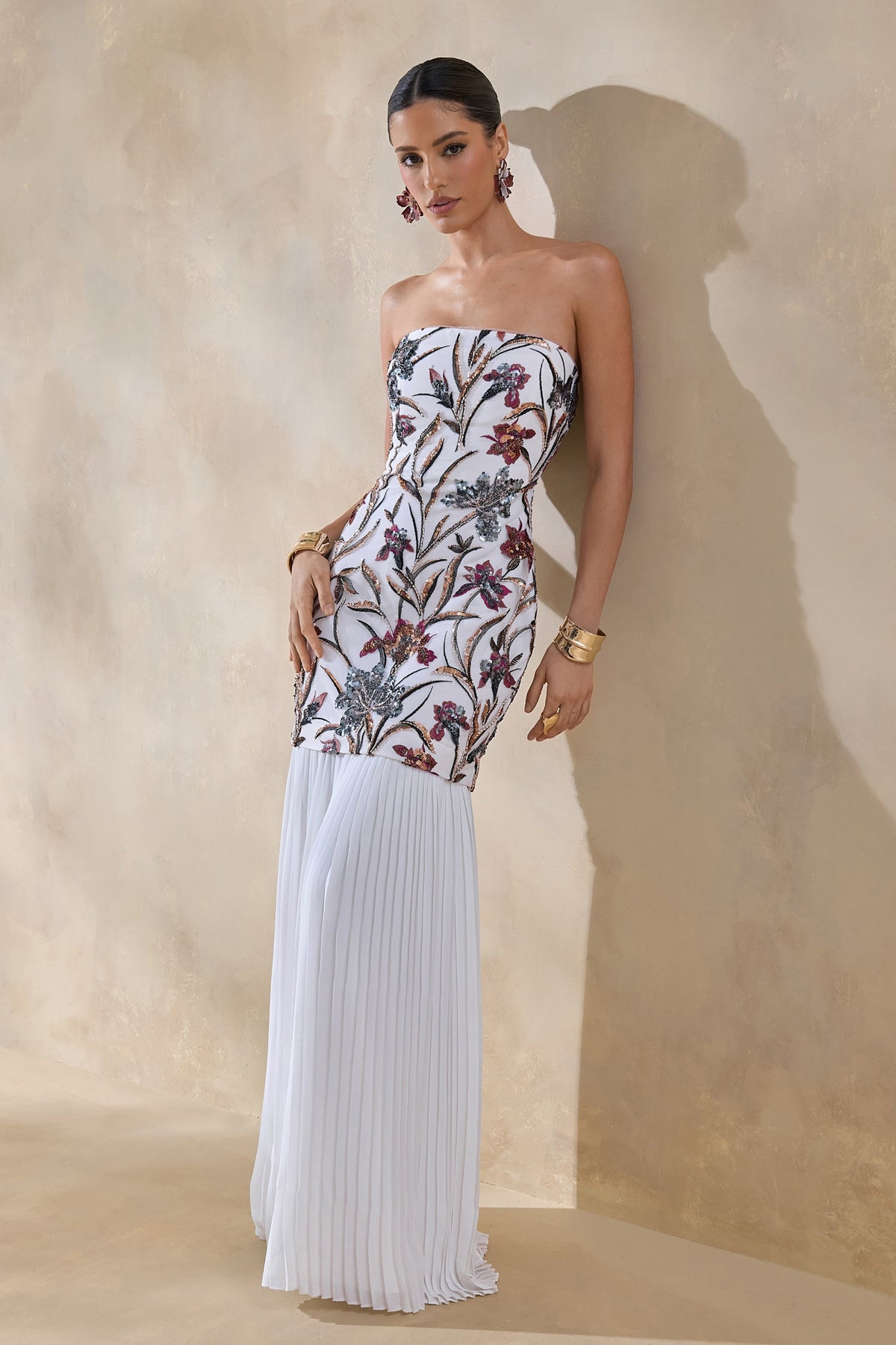 Denise | Vestido Largo crema con lentejuelas y flores, escote tipo bandeau, cintura caída y falda de tul