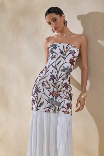 Denise | Vestido Largo crema con lentejuelas y flores, escote tipo bandeau, cintura caída y falda de tul