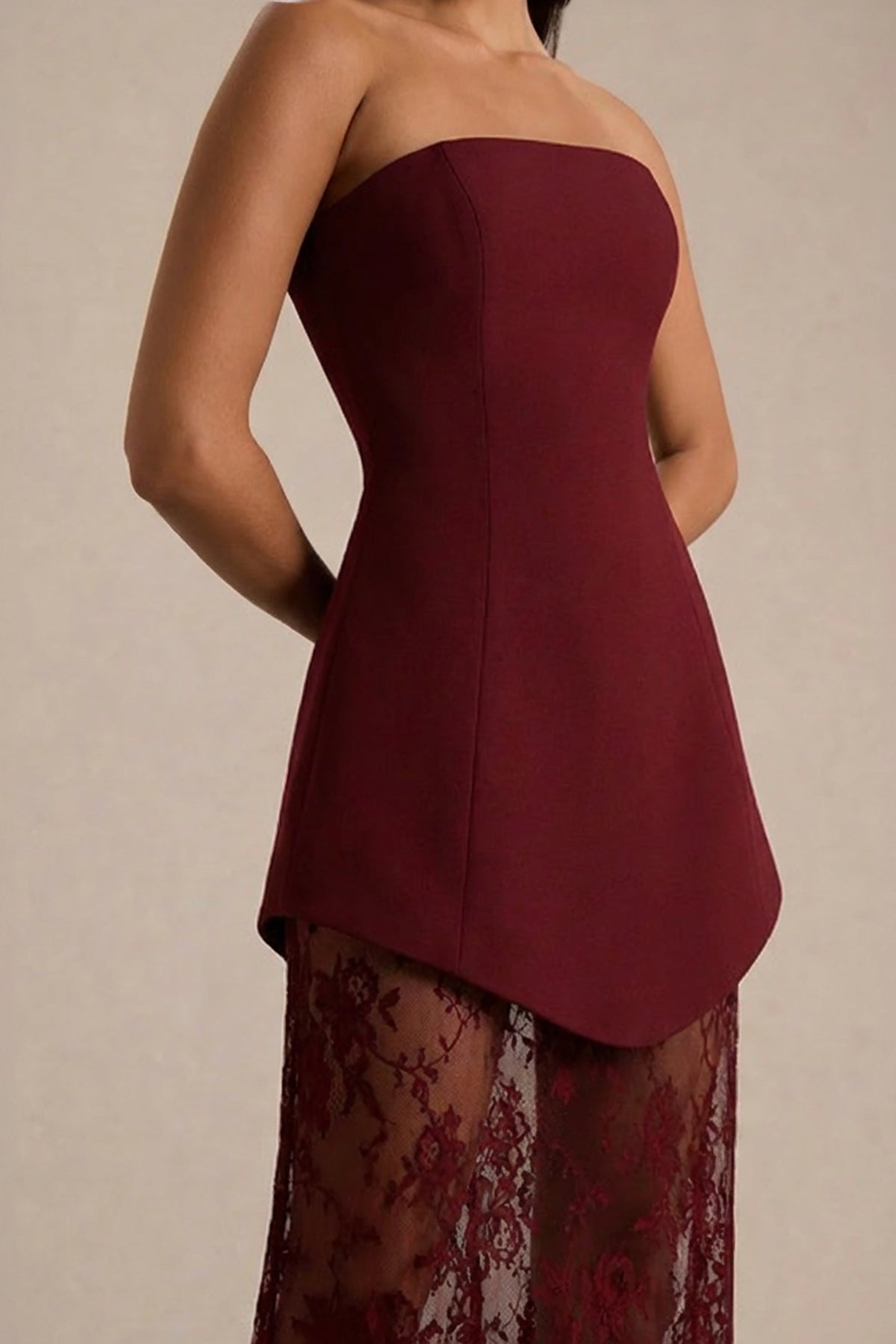 Brandi | Vestido largo burdeos bandeau con falda de encaje