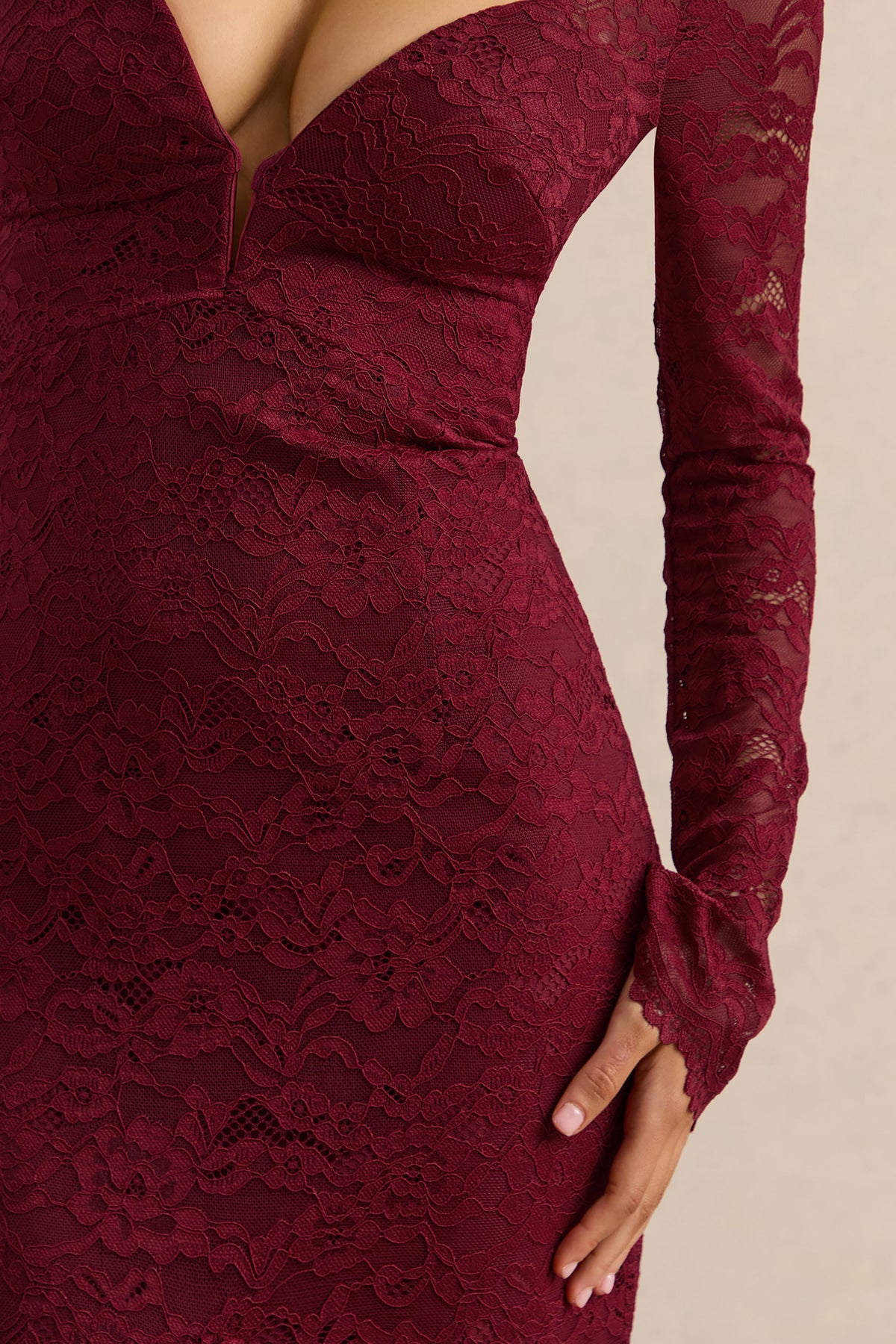 Camilly | Vestido Midi Sirena Burdeos de Encaje con Escote Profundo.