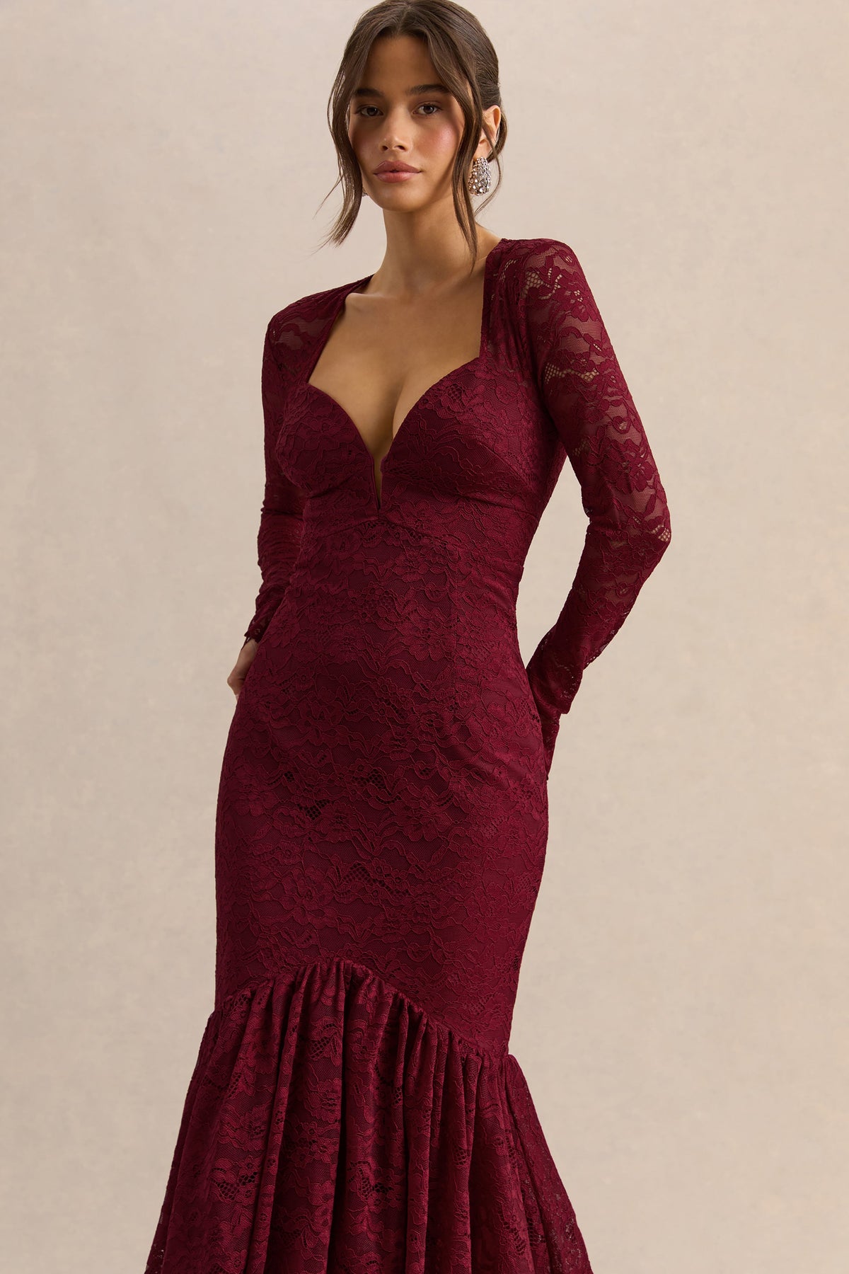 Camilly | Vestido Midi Sirena Burdeos de Encaje con Escote Profundo.