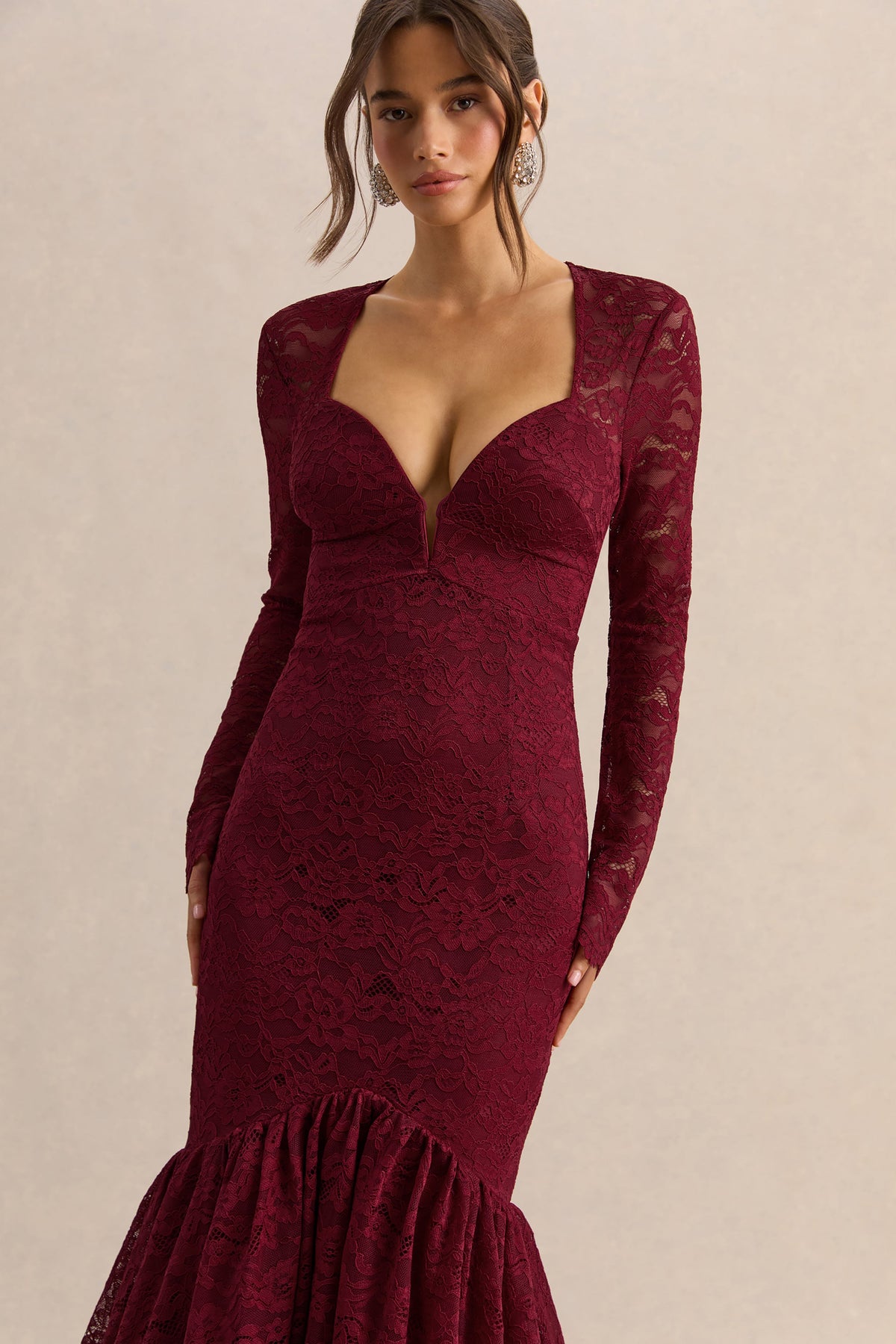 Camilly | Vestido Midi Sirena Burdeos de Encaje con Escote Profundo.