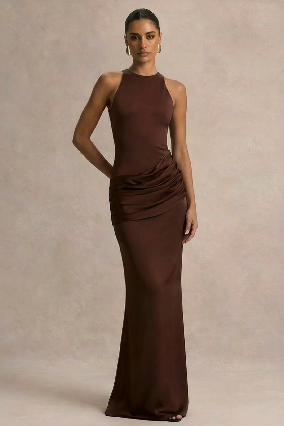 Akari | Vestido largo marrón con escote redondo y falda de satén
