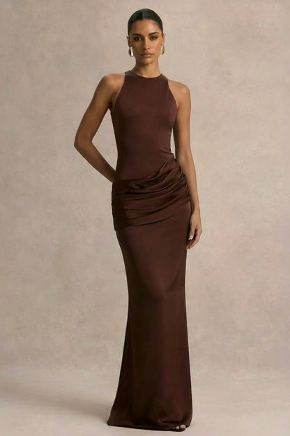 Akari | Vestido largo marrón con escote redondo y falda de satén