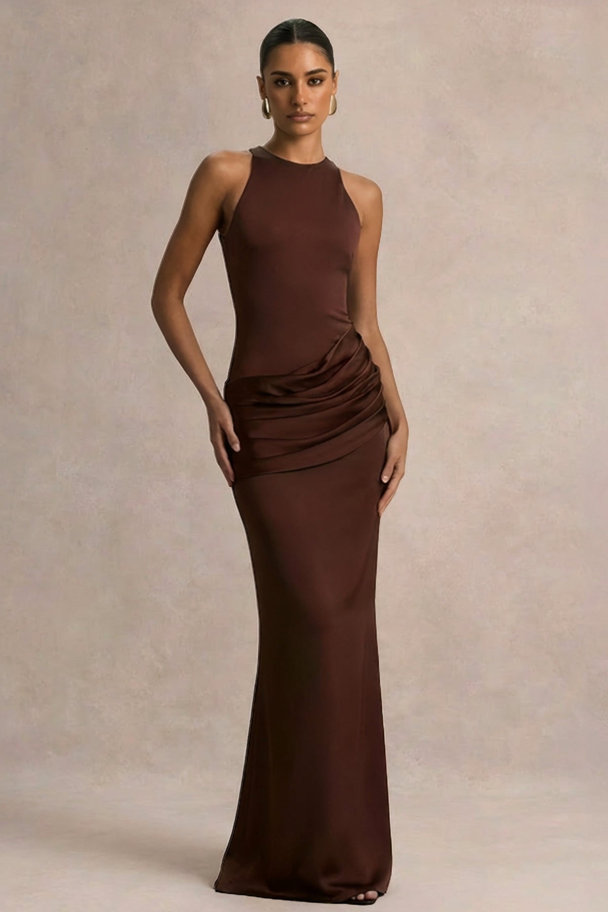 Akari | Vestido largo marrón con escote redondo y falda de satén