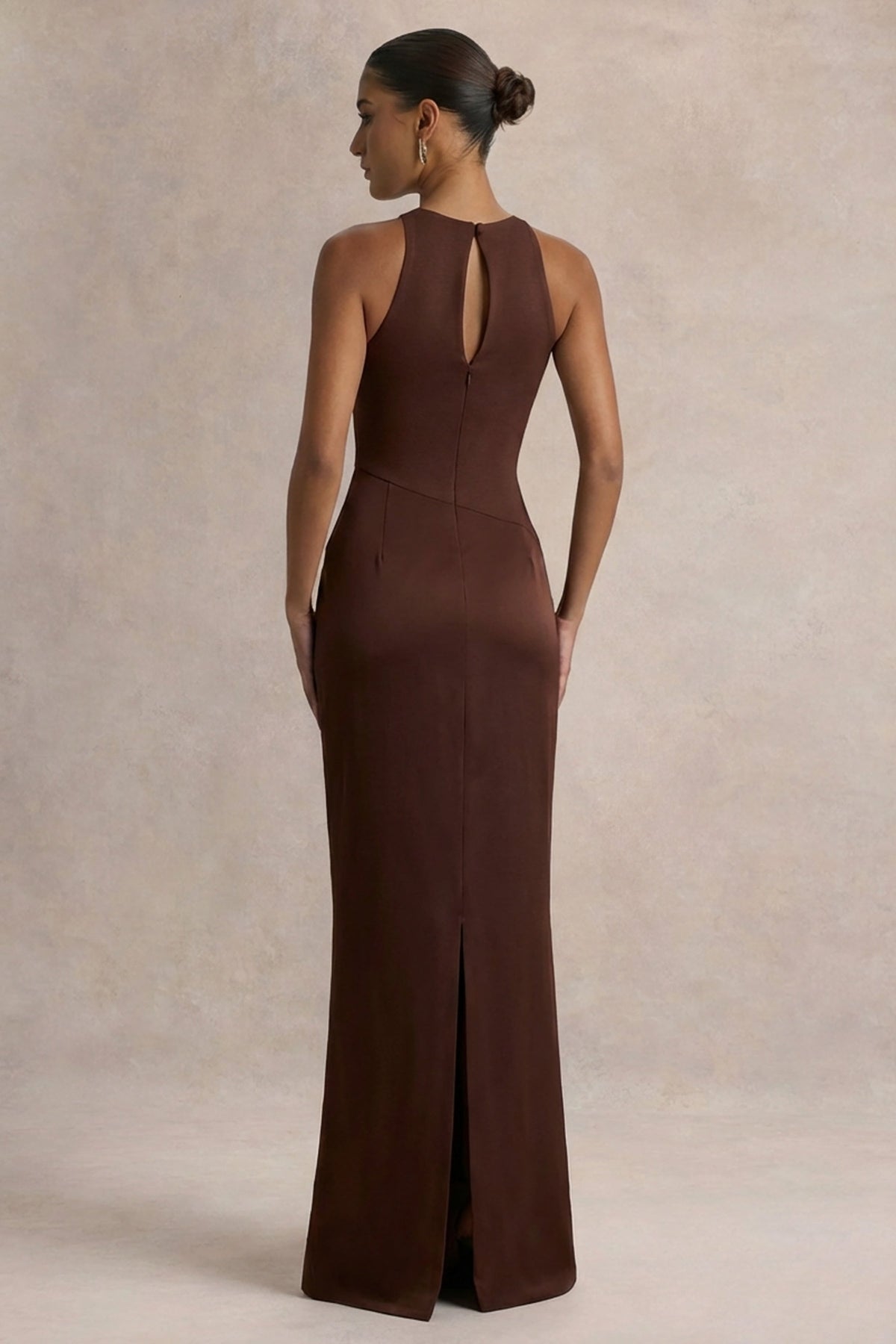 Akari | Vestido largo marrón con escote redondo y falda de satén
