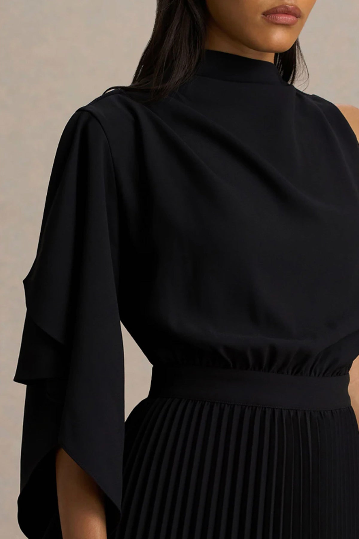 Jimena | Vestido Midi Negro De Manga Larga con Cuello Alto y Detalles Plisados