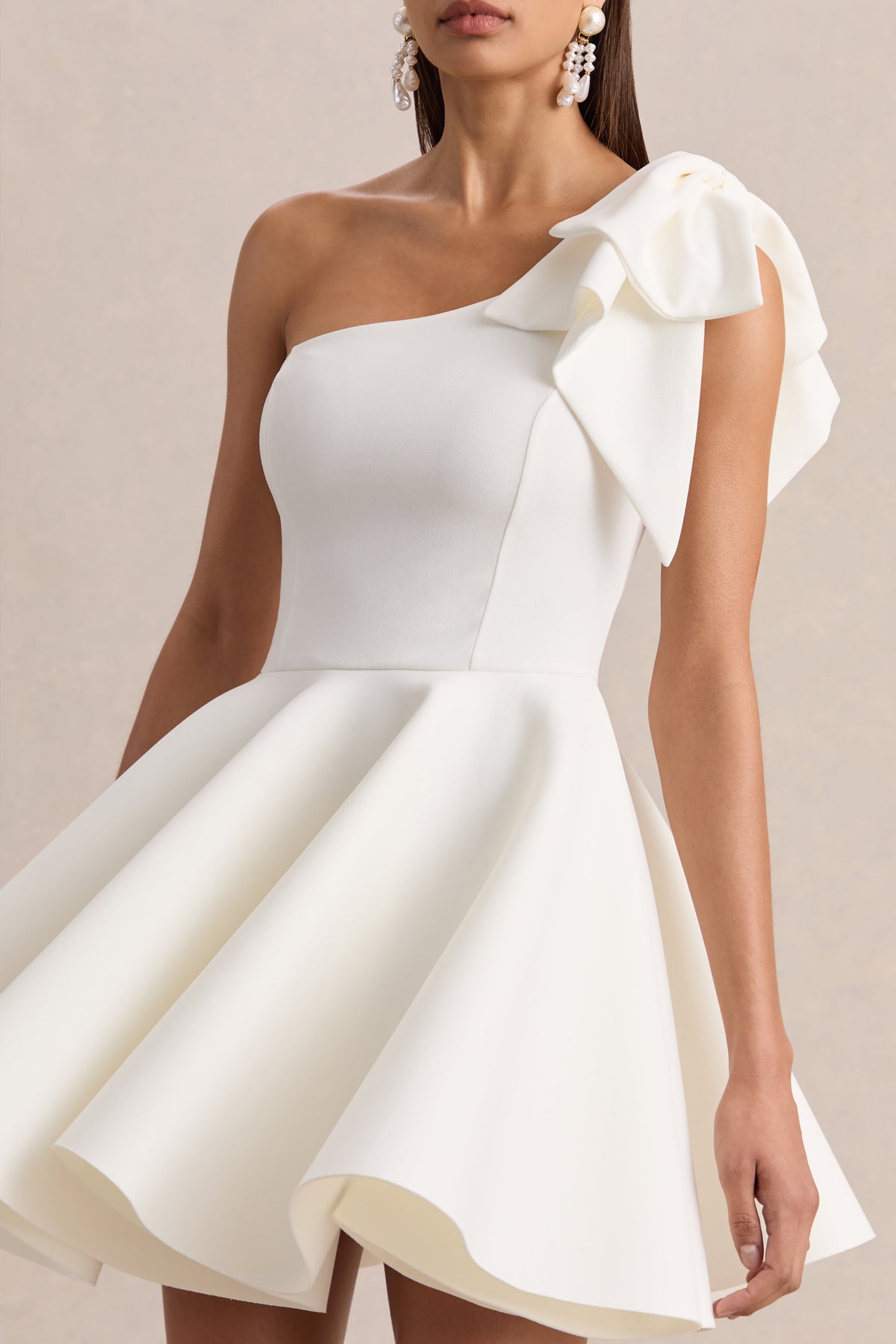 Prosperity | Vestido Corto Blanco Con Escote Asimétrico Y Detalle De Lazo
