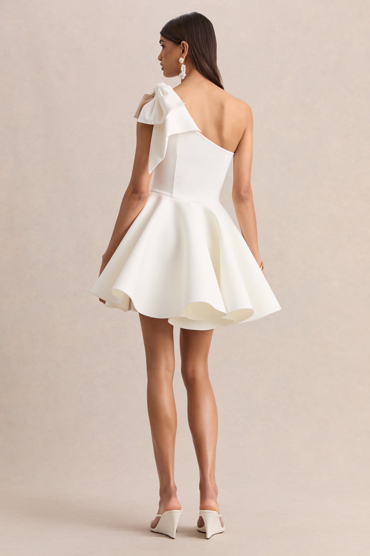 Prosperity | Vestido Corto Blanco Con Escote Asimétrico Y Detalle De Lazo