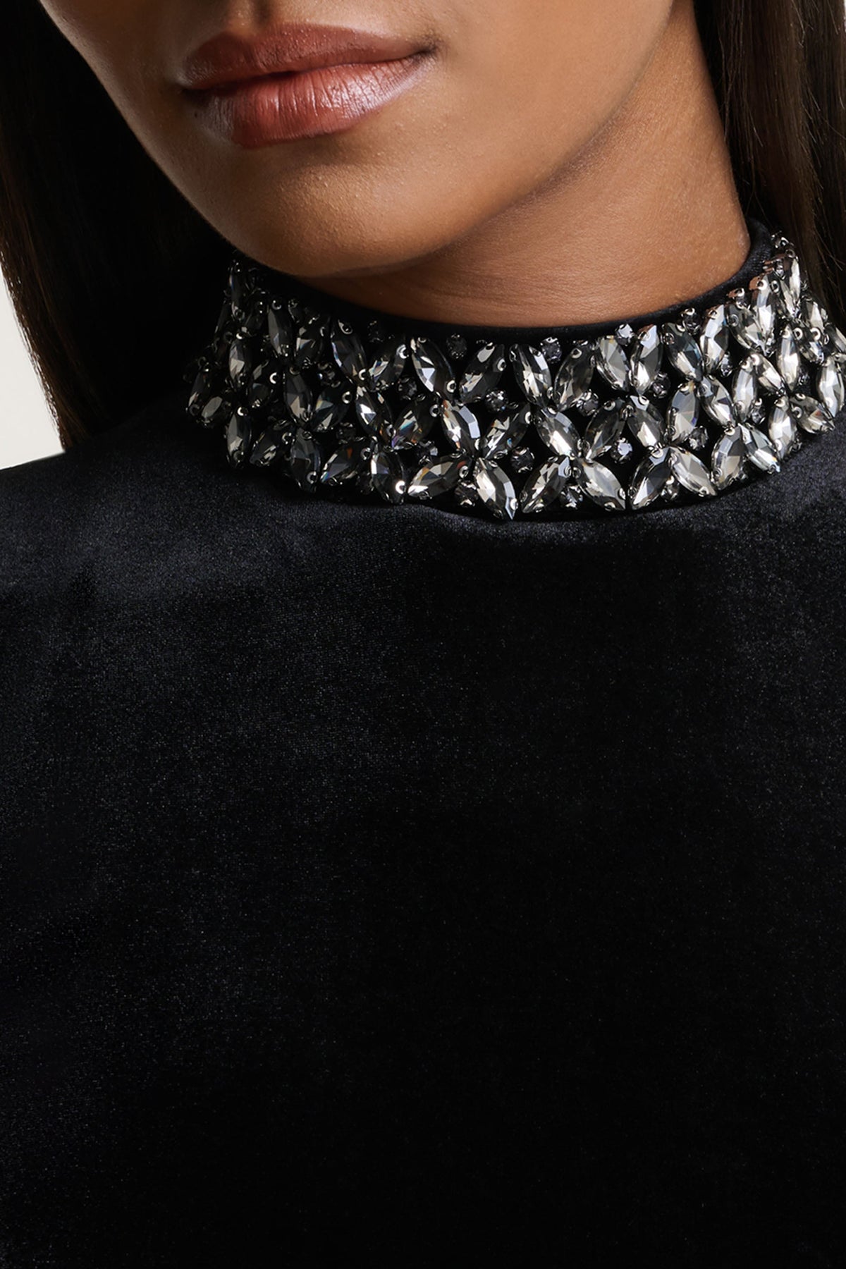 Margot | Vestido corto de terciopelo negro con cuello alto y detalle de pedrería