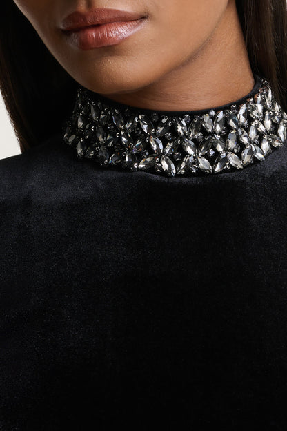 Margot | Vestido corto de terciopelo negro con cuello alto y detalle de pedrería