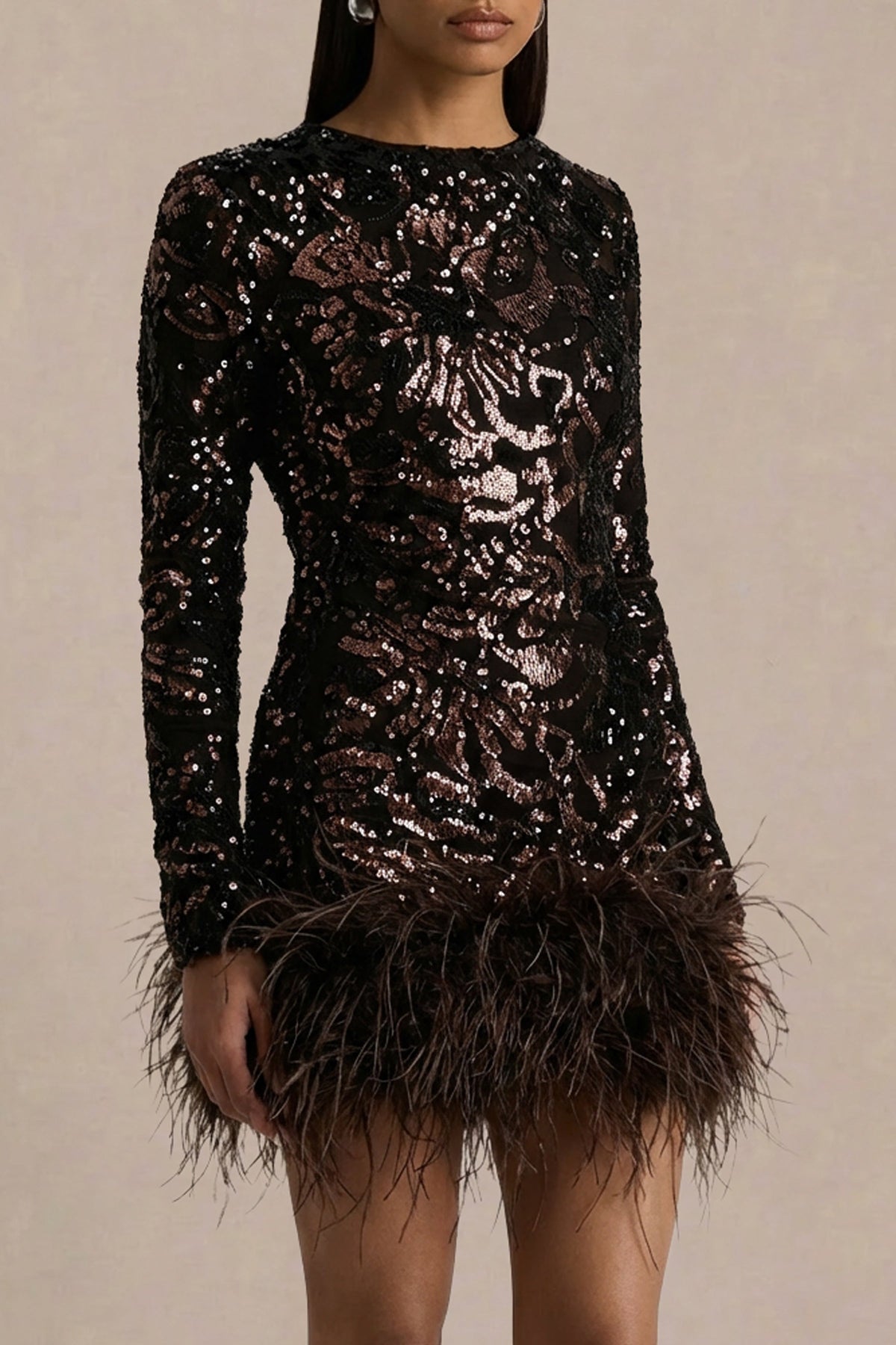 Stardust | Vestido Corto de Terciopelo Marrón con Lentejuelas, Cuello Redondo y Ribete de Plumas