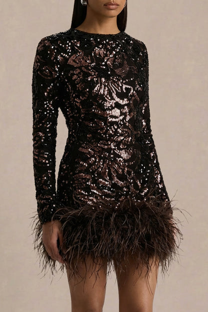 Stardust | Vestido Corto de Terciopelo Marrón con Lentejuelas, Cuello Redondo y Ribete de Plumas