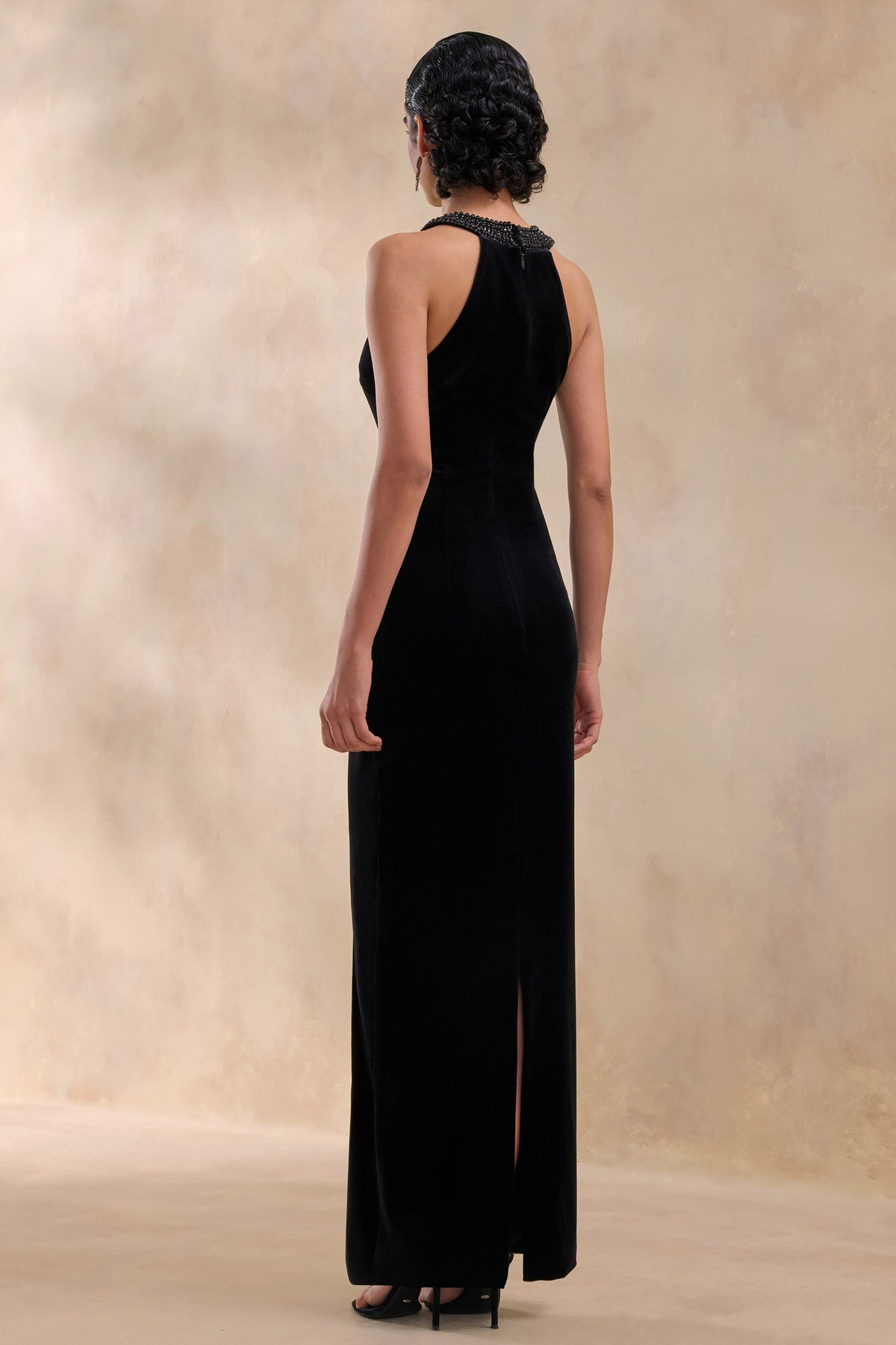 Darya | Vestido Largo negro de terciopelo con cuello alto ornamentado