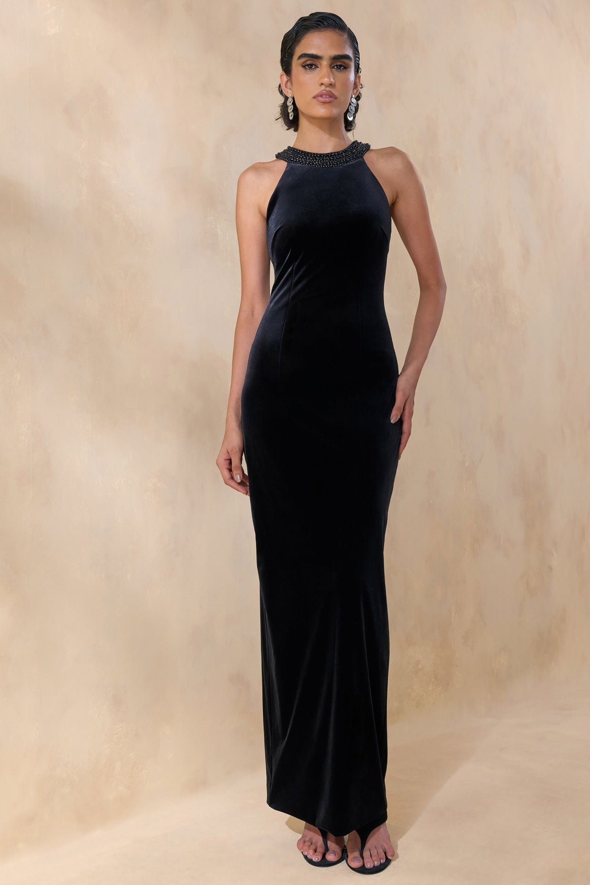 Darya | Vestido Largo negro de terciopelo con cuello alto ornamentado