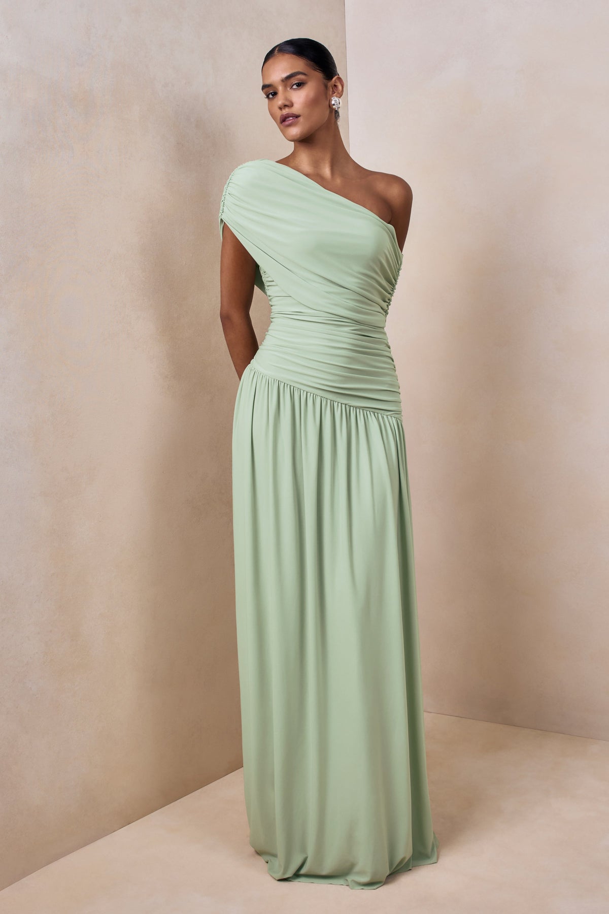 Emberly | Vestido largo verde con escote asimétrico y cintura caída