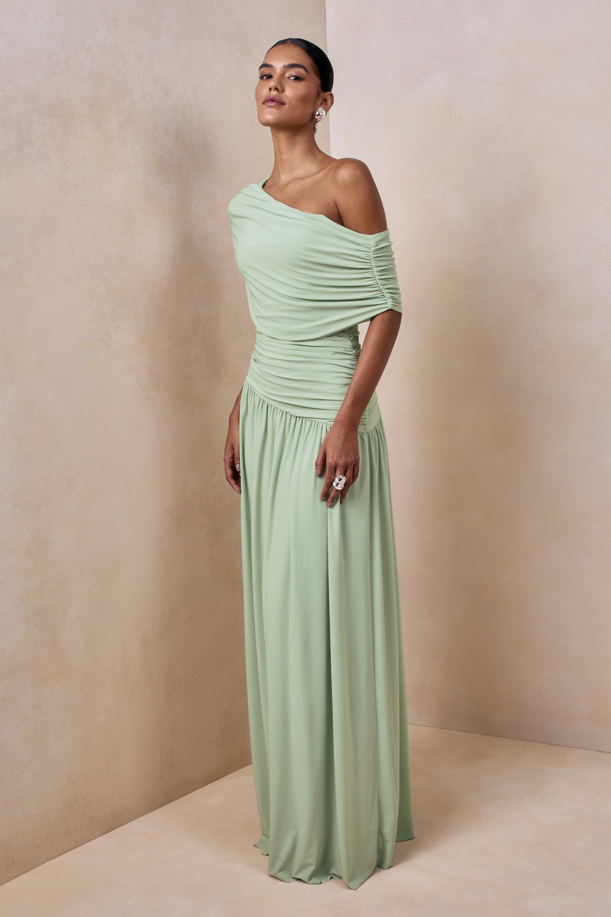 Emberly | Vestido largo verde con escote asimétrico y cintura caída