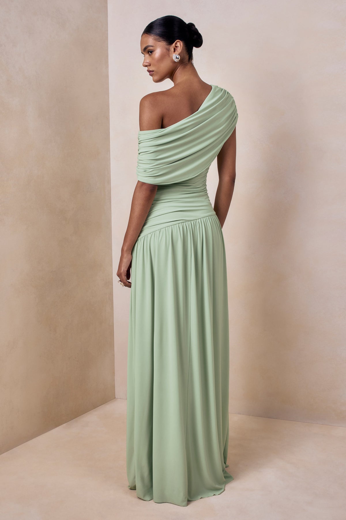 Emberly | Vestido largo verde con escote asimétrico y cintura caída