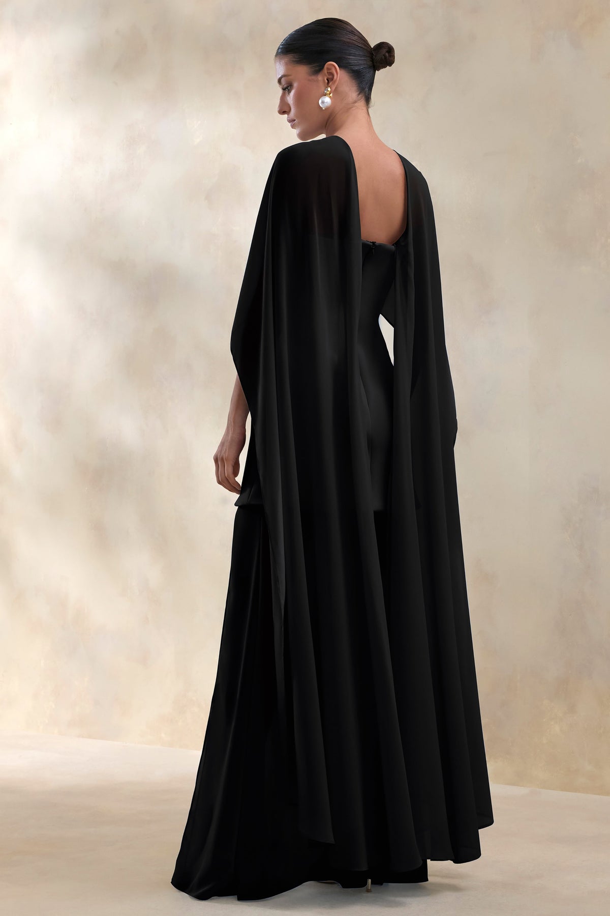 Chessa | Vestido Largo Negro de Escote Con Aberturas con Capa Transparente
