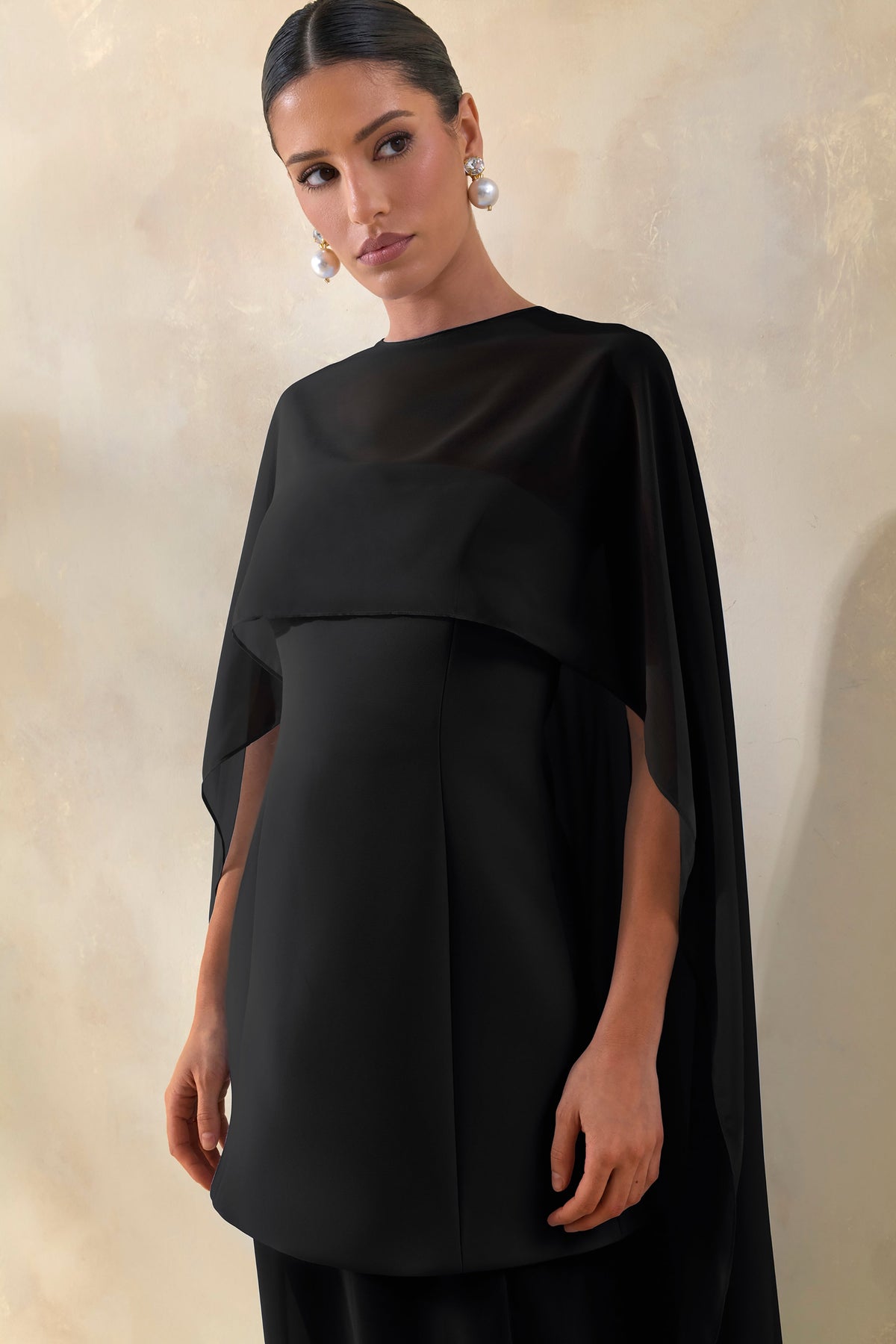 Chessa | Vestido Largo Negro de Escote Con Aberturas con Capa Transparente