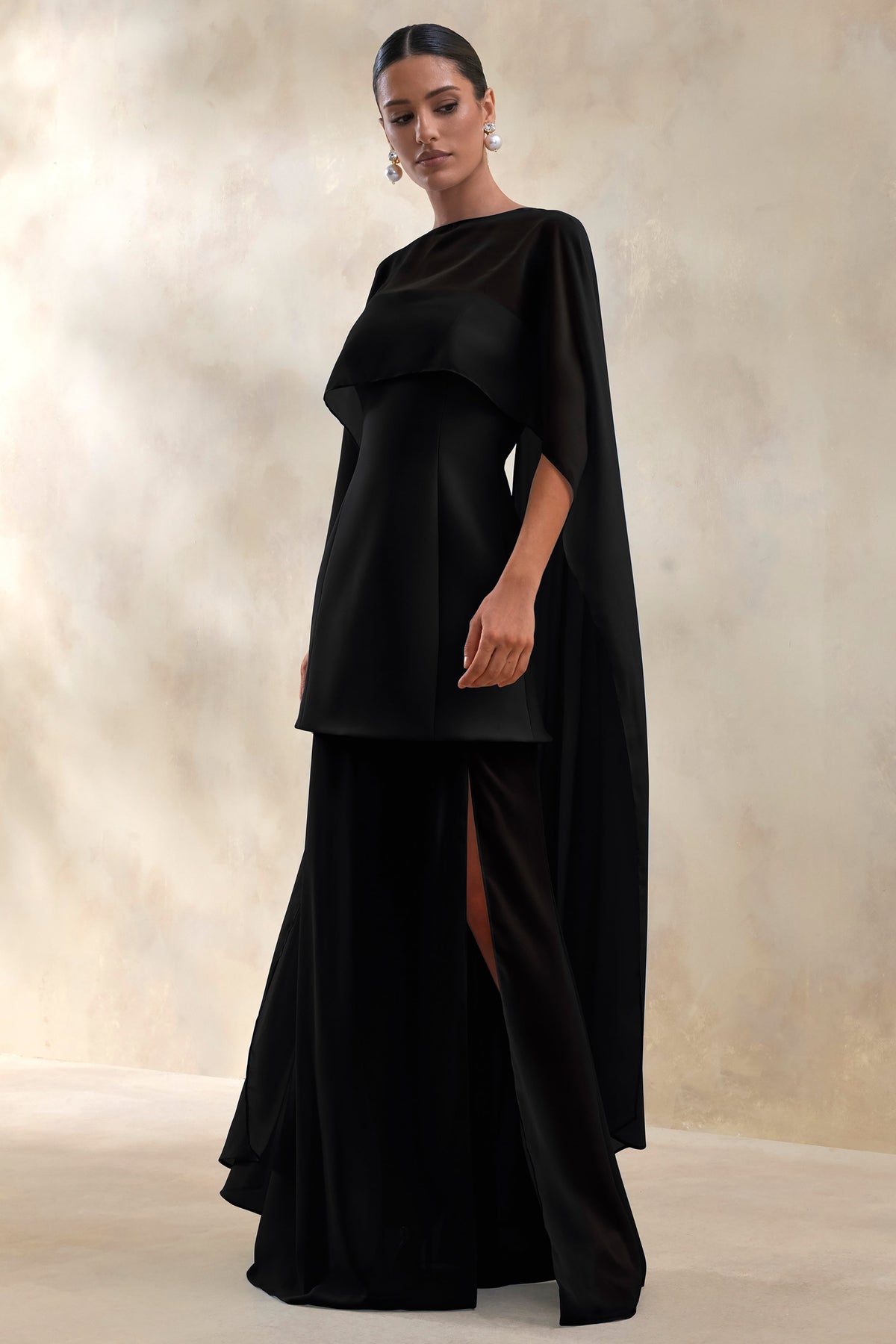 Chessa | Vestido Largo Negro de Escote Con Aberturas con Capa Transparente
