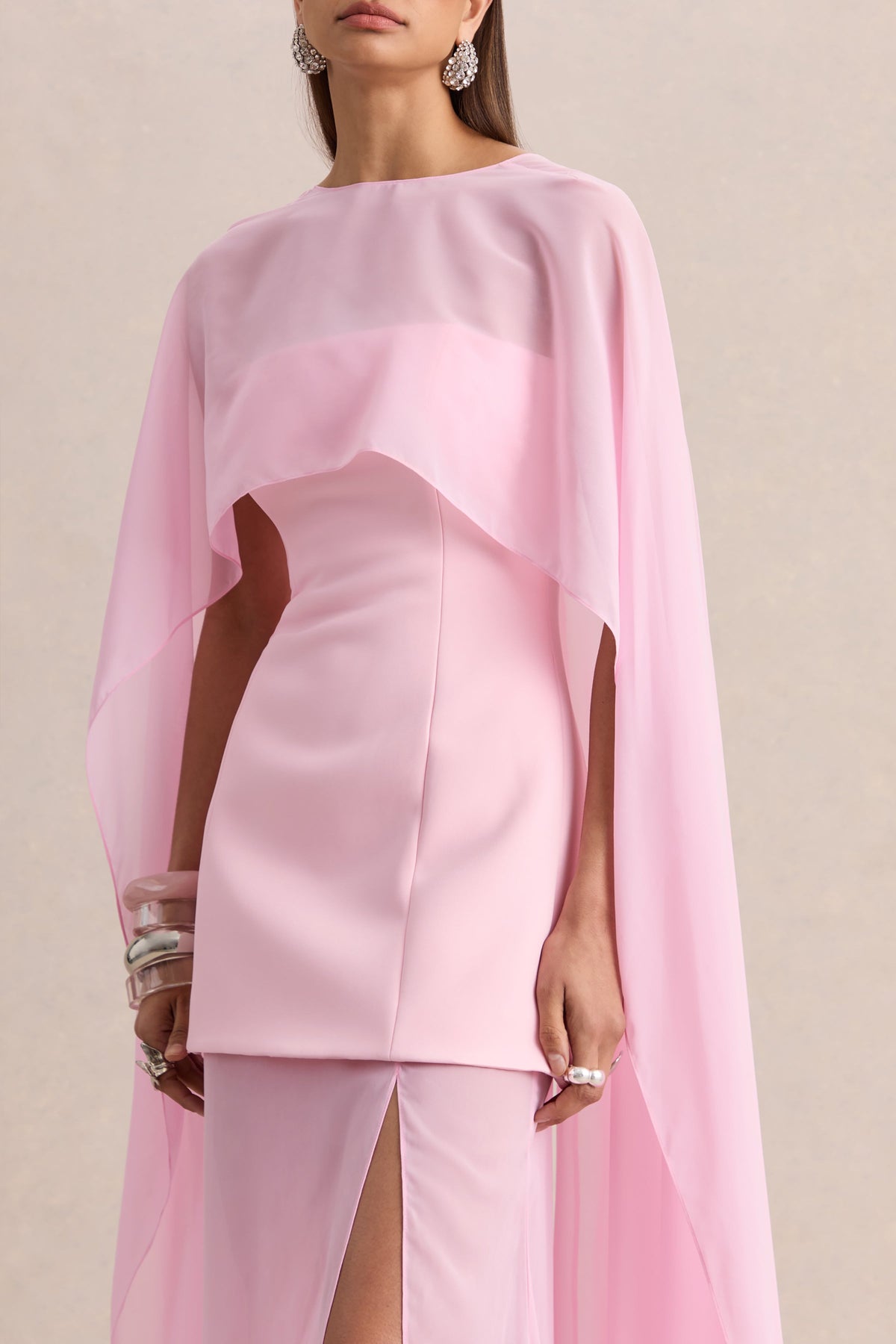 Chessa | Vestido Largo Rosa Claro Con Escote Slashed, Capa Transparente Y Abertura