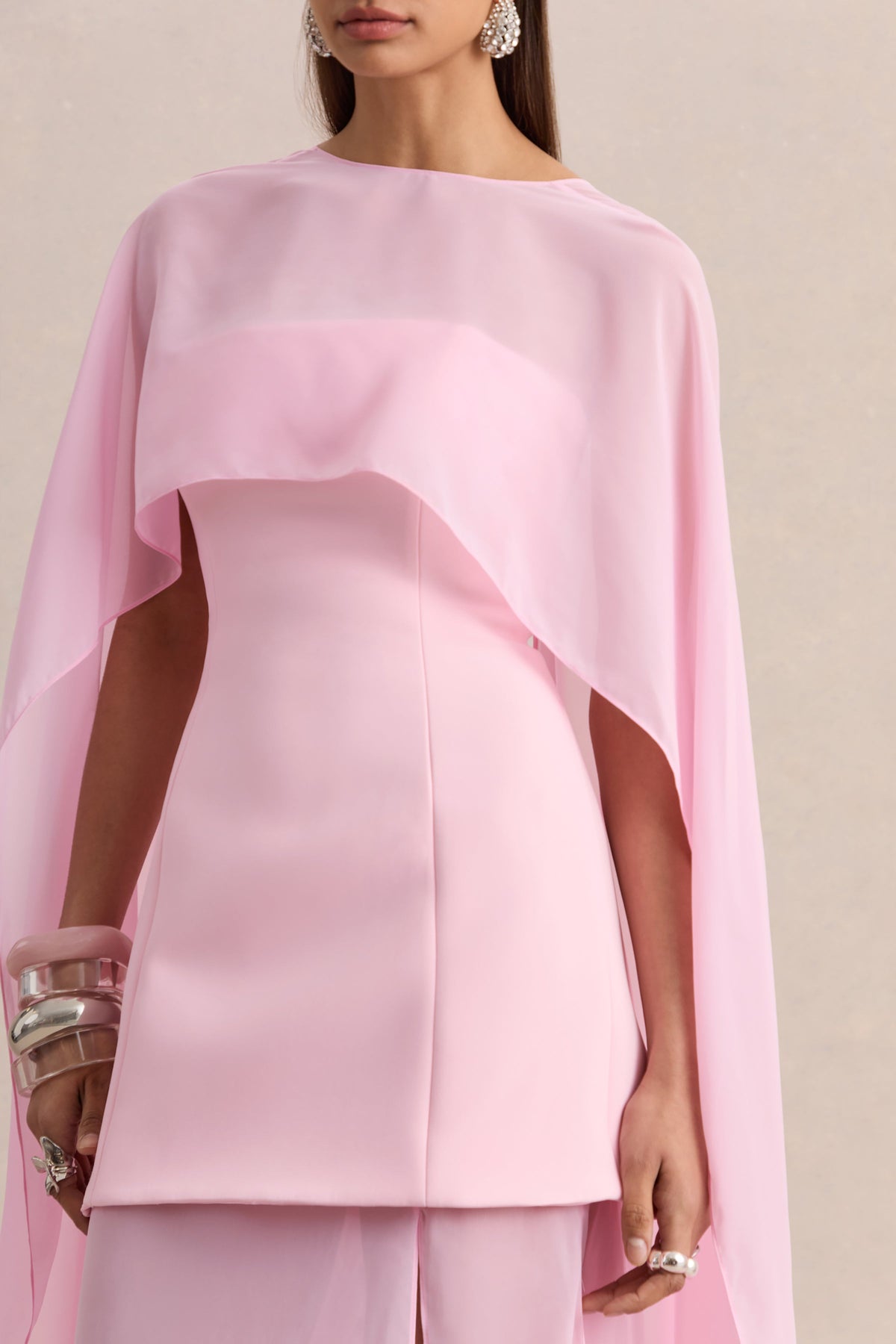 Chessa | Vestido Largo Rosa Claro Con Escote Slashed, Capa Transparente Y Abertura