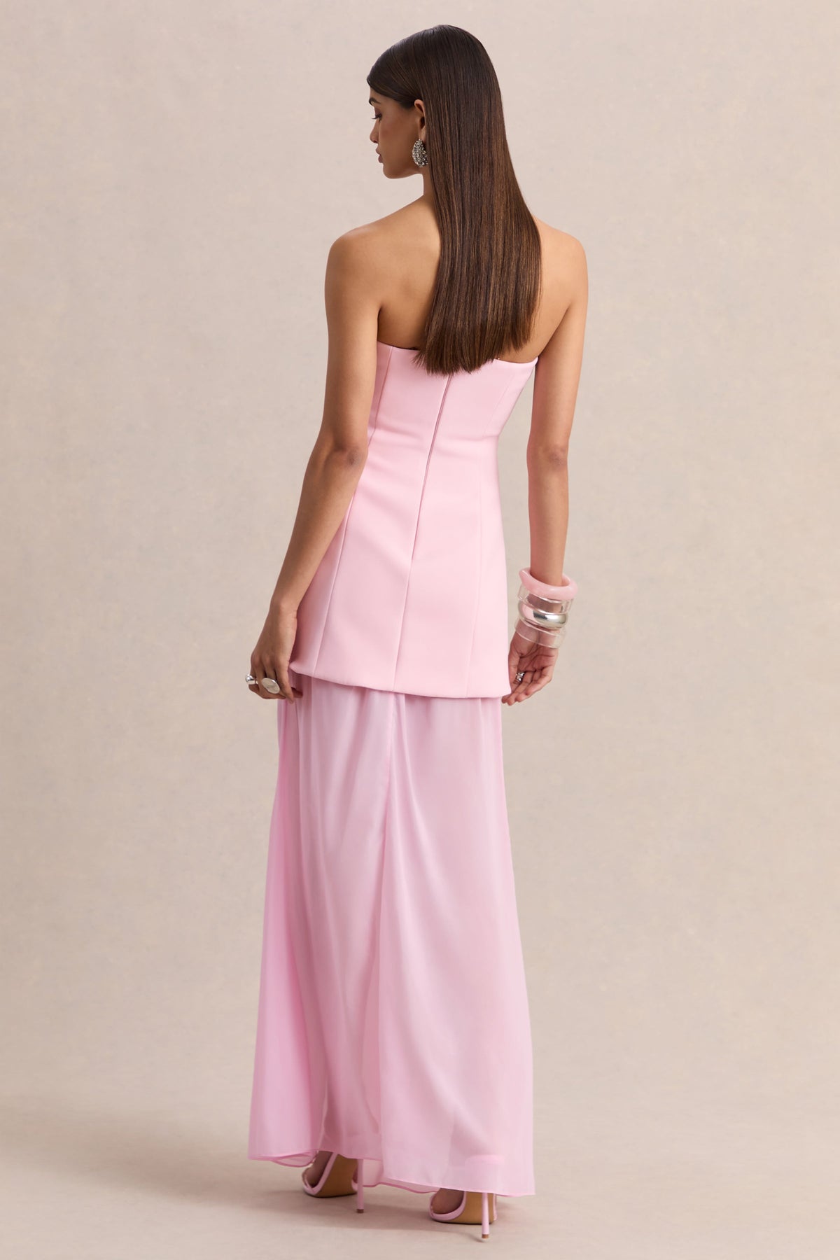 Chessa | Vestido Largo Rosa Claro Con Escote Slashed, Capa Transparente Y Abertura