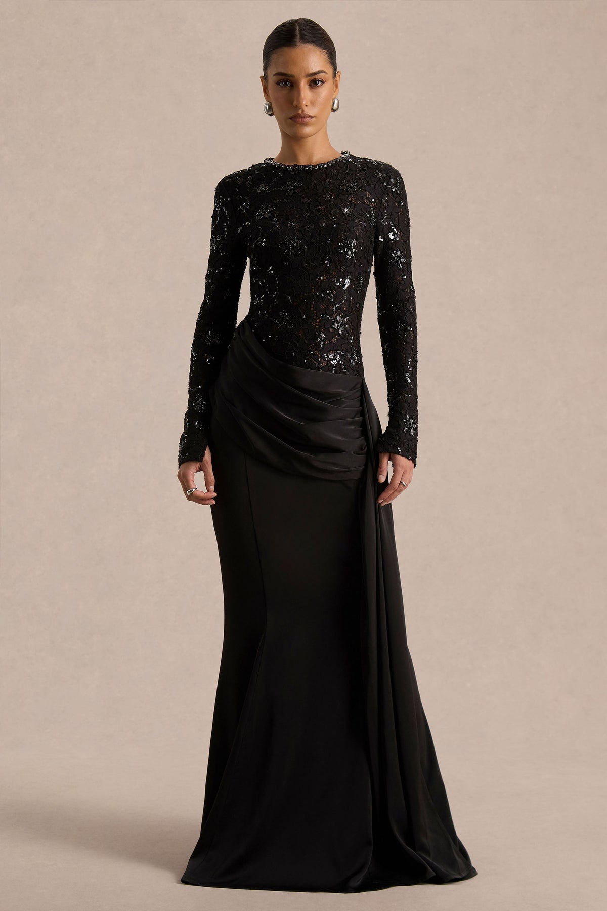 Beau | Vestido Largo de Encaje Negro con Escote Alto y Detalle Drapeado